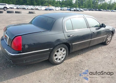 2010 Lincoln Town Car Executive L z USA, uszkodzony, nr VIN 2LNBL8EVXAX627855